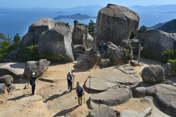 monte misen, miyajima, hiroshima, japón - mount misen fotografías e imágenes de stock