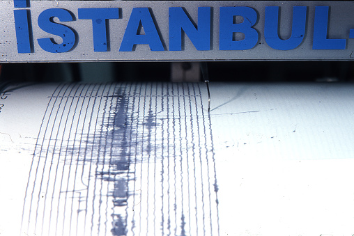 Terremoto en Estambul. Terremoto, terremoto de Mármara, concepto de movimientos sísmicos. Disparo de primer plano horizontal. photo