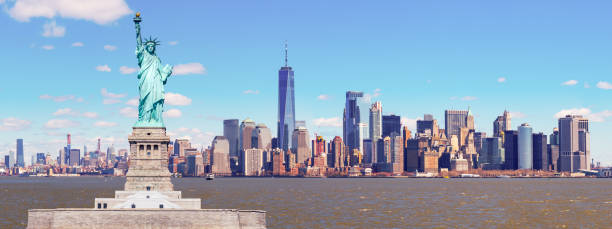 panorama de la estatua de la libertad con el centro de construcción one world trade sobre el río hudson y el fondo del paisaje urbano de nueva york, lugares de interés de la ciudad de manhattan. - statue liberty statue of liberty new york city fotografías e imágenes de stock