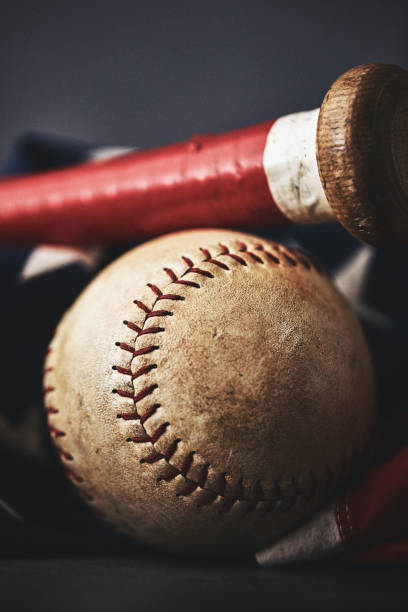 sprzęt sportowy. baseball martwa natura, zużyta piłka z drewnianym kijem z amerykańską flagą - baseball baseball bat baseballs patriotism zdjęcia i obrazy z banku zdjęć