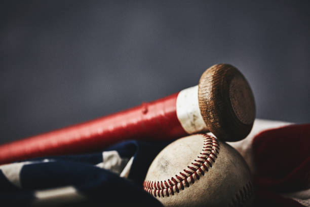 sprzęt sportowy. baseball martwa natura, zużyta piłka z drewnianym kijem z amerykańską flagą - baseball baseball bat baseballs patriotism zdjęcia i obrazy z banku zdjęć