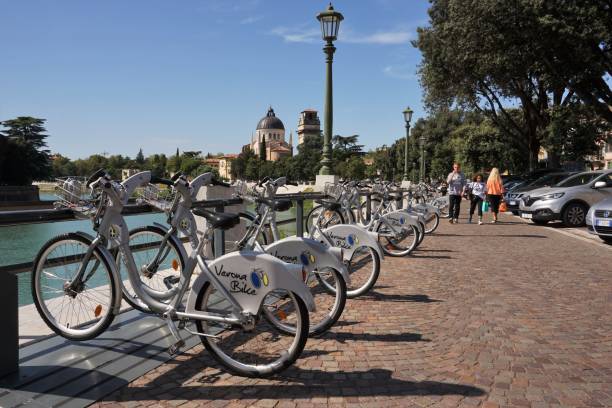 верона - город циклов - verona italy travel europe sunlight стоковые фото и изображения