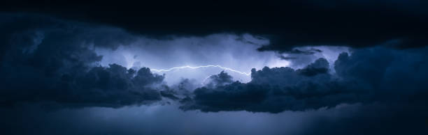 панора�мный вид молнии между облаками - global warming flash стоковые фото и изображения