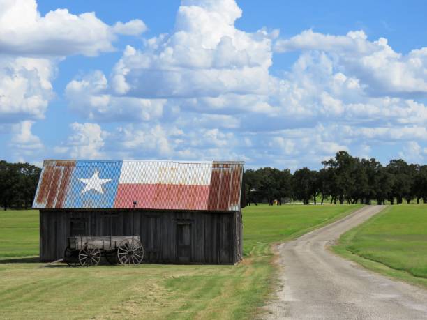 scheune & buckboard wagen auf landweiter straße in texas - texas state flag stock-fotos und bilder