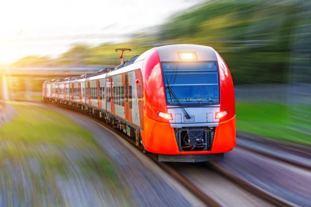 il treno elettrico passeggeri viaggia ad alta velocità alla svolta della linea ferroviaria. - diesel locomotive foto e immagini stock