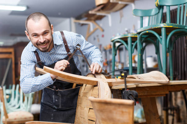 rzemieślnik znalezienie proporcje vintage krzesło - renovator zdjęcia i obrazy z banku zdjęć