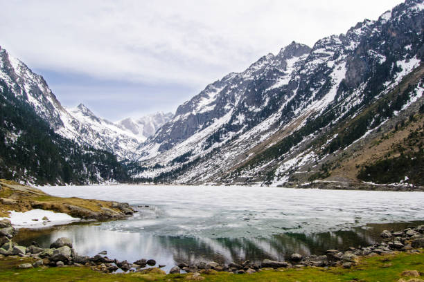 lago gaube nos pirineus franceses - gaube - fotografias e filmes do acervo