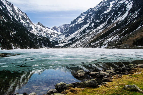 lago gaube nos pirineus franceses - gaube - fotografias e filmes do acervo