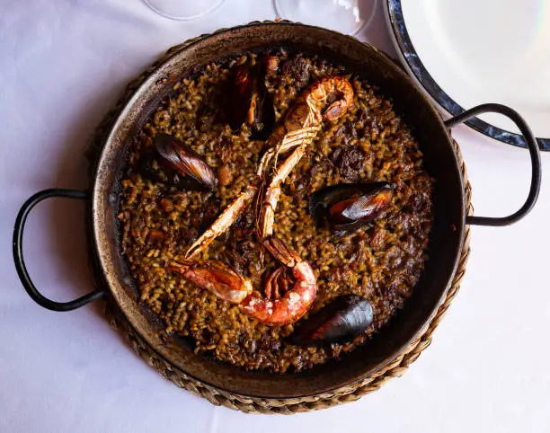 Photo of Top view of paella marinera