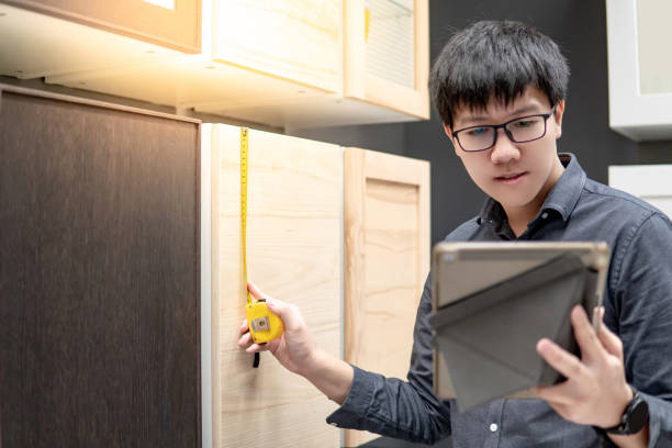 hombre eligiendo material de gabinete en la tienda de muebles - stock market data home improvement domestic kitchen house fotografías e imágenes de stock