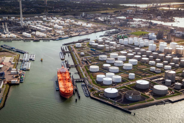 petrolero atracado en una terminal marítima con silos - petrolium tanker fotografías e imágenes de stock