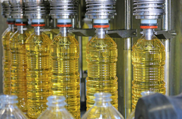 食品加工工場におけるヒマワリ油の充填 - bottling plant industry drink food processing plant ストックフォトと画像