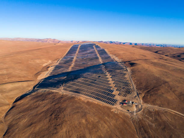 vista aerea dei droni di una centrale fotovoltaica ad energia solare sulle sabbie desertiche di atacama, cile. sostenibilità ed energia verde dal sole con l'energia solare nel deserto più secco del mondo: atacama - driest foto e immagini stock