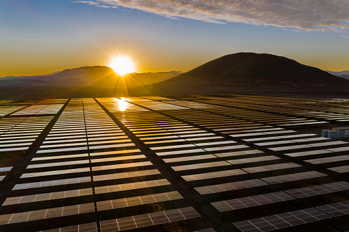 Energía Solar, una tecnología limpia para reducir las emisiones de CO2 y el mejor lugar para la Energía Solar es el Desierto de Atacama en el norte de Chile. Células de silicio Módulos Poly ubicados en cientos de filas en el desierto photo