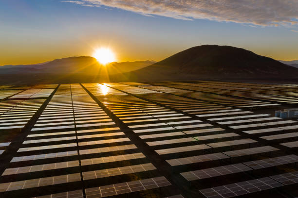 a energia solar, uma tecnologia limpa para reduzir as emissões de co2 e o melhor lugar para a energia solar é o deserto de atacama, no norte do chile. células de silício módulos poly localizados em centenas de fileiras no deserto - clean technology - fotografias e filmes do acervo