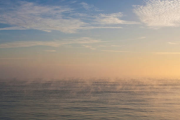 misty amanecer en el mar - triángulo de las bermudas fotografías e imágenes de stock