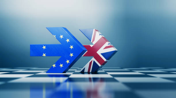 dos flechas texturizadas con banderas británicas y de la unión europea que apuntan en la misma dirección sobre el tablero de ajedrez blanco y negro - brexit fotografías e imágenes de stock