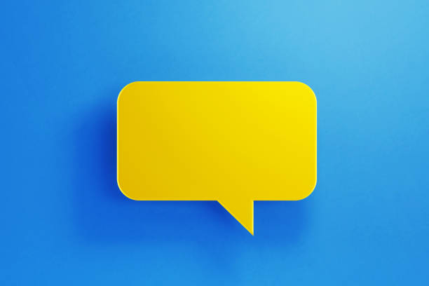 チャットコンセプト - 青い背景に黄色のチャットバブル - チャットのフキダシ 写真 ストックフォトと画像