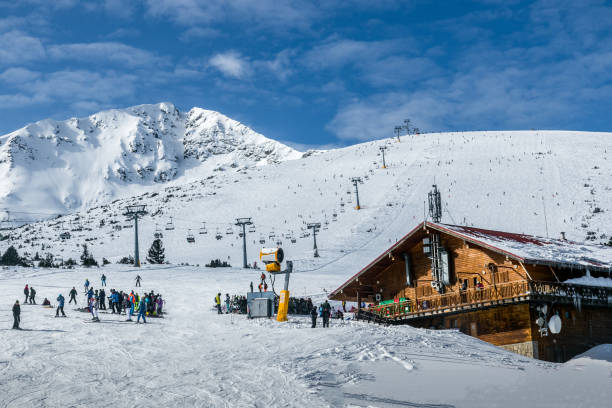 día soleado en las pistas de esquí. - ski resort hut snow winter fotografías e imágenes de stock