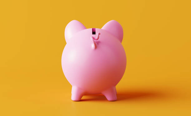 piggy bank restant sur le fond jaune - loan reversing finance currency photos et images de collection