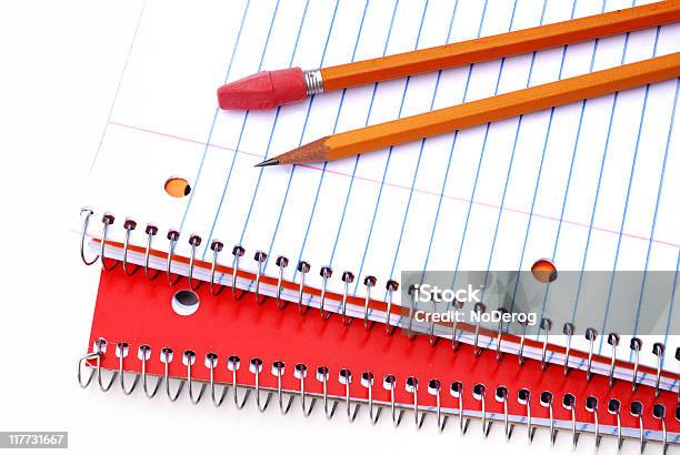 Spirala Notebooków I Ołówki - zdjęcia stockowe i więcej obrazów Artykuł biurowy - Artykuł biurowy, Badania, Bez ludzi