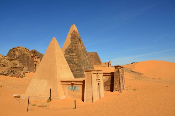 piramidy meroe - nubijskie grobowce na saharze - wpisane na listę światowego dziedzictwa unesco, begarawiyah, sudan - piramidy n32 i n19 (król tarekeniwal), nekropolia północna - chartum zdjęcia i obrazy z banku zdjęć