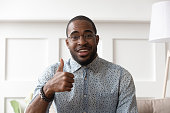 afrikanischer-mann-in-brille-zeigt-daumen-nach-oben-blick-auf-die-kamera.jpg?b=1&s=170x170&k=20&c=ICXcY5cFFwPqcsBwZcjWwzIsC1HN67cSfFboQWucJyM=