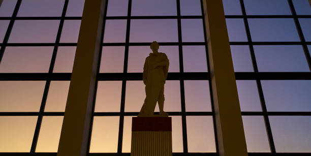 репродукция римской статуи, расположенной в большом окне с закатом - julius caesar стоковые фото и изображения
