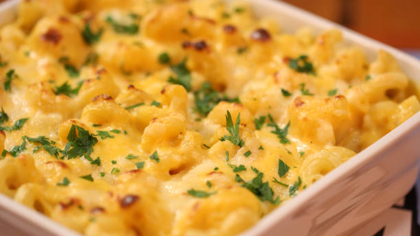 mac i ser podawany na tacy - macaroni cheese food staple casserole zdjęcia i obrazy z banku zdjęć