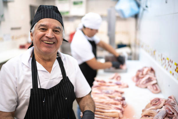 retrato de una carnicería en la carnicería - carnicería fotografías e imágenes de stock