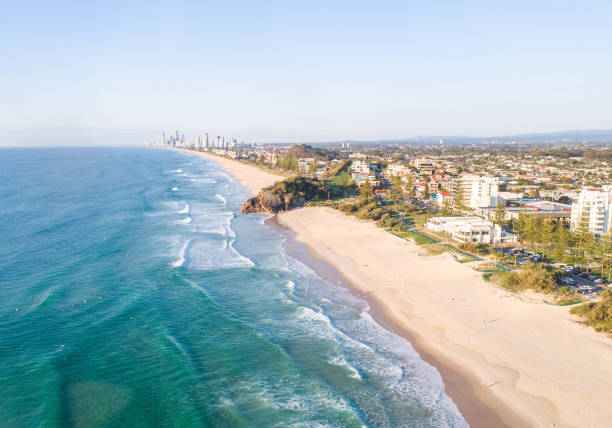 spectacular view over burleigh beach and north burleigh on the  gold coast with infinite beach, nice waves in the ocean and people walking. - southern usa sand textured photography imagens e fotografias de stock