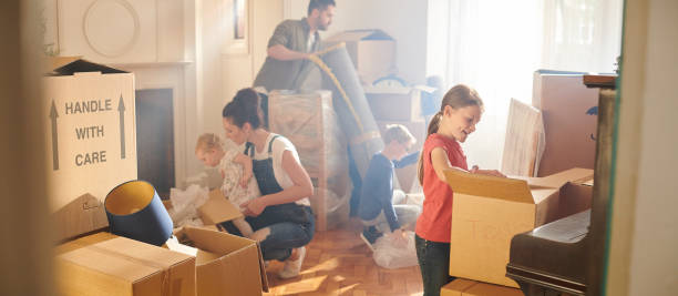 istock unpacking at the new house 1177339833