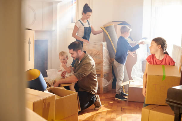 istock unpacking at the new house 1177339941
