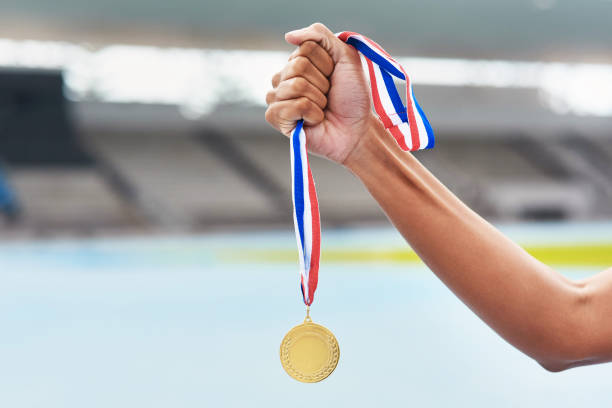 somente os vencedores começ suas mãos no ouro - olympian - fotografias e filmes do acervo