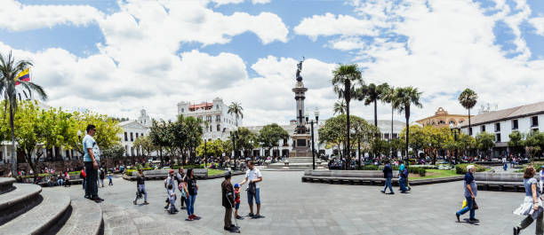 自由記念碑のあるキトエクアドルの歴史的中心部にある独立広場 - キト ストックフォトと画像