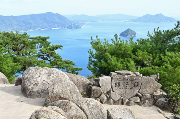 monte misen, miyajima, hiroshima, japón - mount misen fotografías e imágenes de stock
