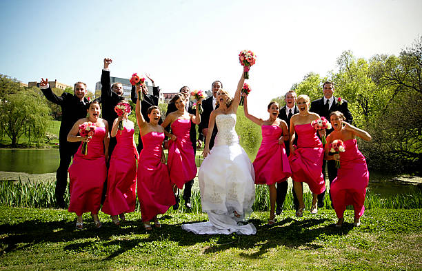 핑크 웨딩 천문학자 행복함 뛰어내림 - wedding reception wedding party bridesmaid 뉴스 사진 이미지