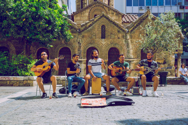 ciudad atenas, república griega. músicos callejeros griegos y calles de la ciudad16. sep. 2019 - sunny cantante fotografías e imágenes de stock