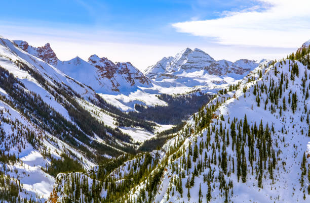 picos de montanha de colorado no inverno - colorado coniferous tree mountain range mountain - fotografias e filmes do acervo