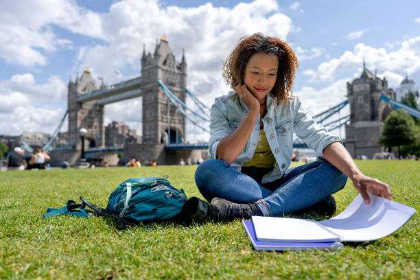 ロンドンに留学するイギリス人学生 - tower bridge uk london england people ストックフォトと画像