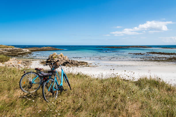 바츠 섬의 바다에 주차 된 자전거 - 브르타뉴 뉴스 사진 이미지
