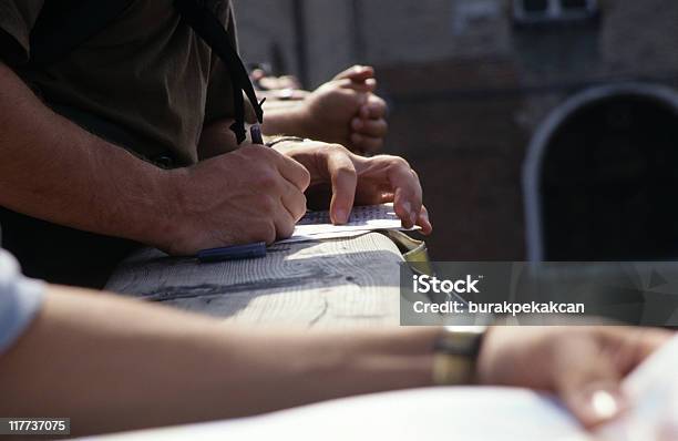 Foto de Linha De Pessoas Mãos Escrevendo Notas Veneza Itália e mais fotos de stock de 30 Anos