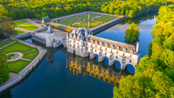château de chenonceau est un château français enjambant le cher près du village de chenonceaux, vallée de la loire, france - touraine photos et images de collection