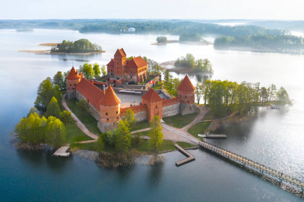 jezioro galves,trakai stare czerwone cegły zamek widok, trakai, litwa - troki zdjęcia i obrazy z banku zdjęć