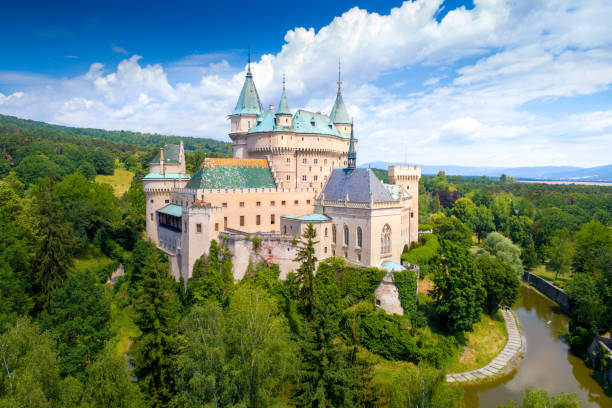 château de bojnice en slovaquie - slovaquie photos et images de collection