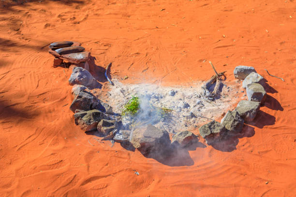 cerimonia del fumo aborigeno - outback australia australian culture land foto e immagini stock