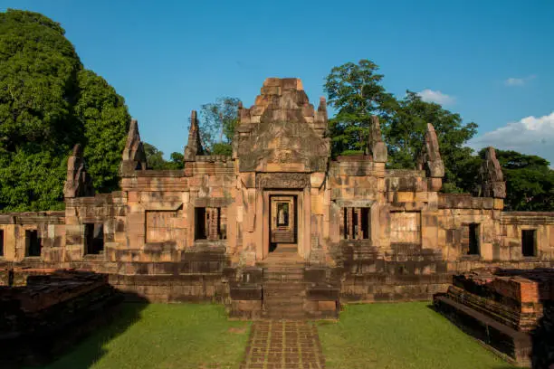 Prasat Muang Tam is a Khmer temple primarily in the Khleang and Baphuon styles, which dates its primary phases of construction to the late 10th and early 11th centuries.