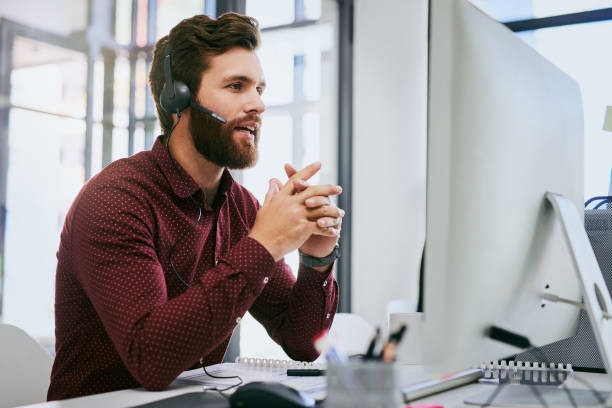 pozwól, że wyjaśnię, jak to działa szybko - call center it support customer service representative headset zdjęcia i obrazy z banku zdjęć