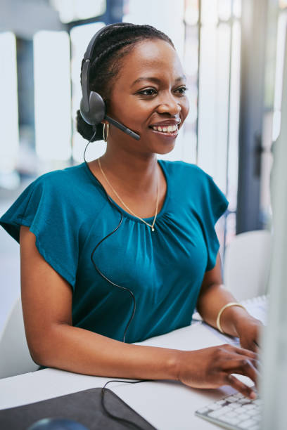 я всегда готов к чату - customer service representative service african descent receptionist стоковые фото и изображения