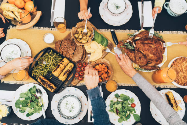 vista aérea da tabela durante o jantar do natal - family meal - fotografias e filmes do acervo